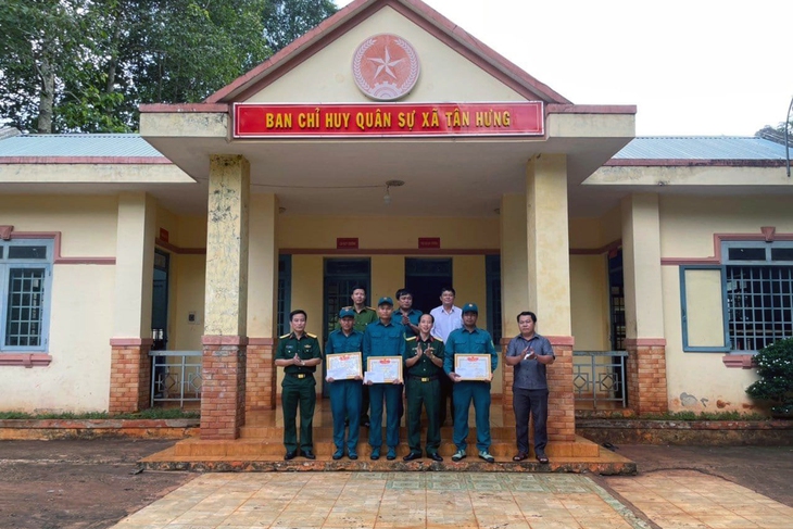 Khen thưởng đột xuất 3 dân quân dũng cảm cứu 2 người đàn ông bị nước lũ cuốn - Ảnh 1.