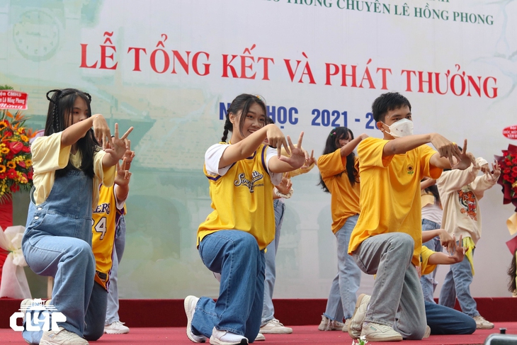 Trường chuyên Lê Hồng Phong phụ đạo hè bắt buộc cho học sinh có điểm toán, lý, hóa, tiếng Anh thấp - Ảnh 1.