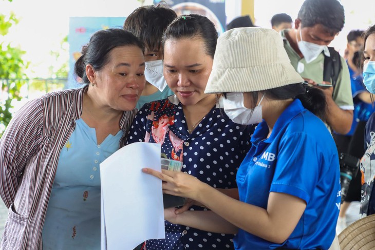 Công nhân tranh thủ mua dầu ăn, nước mắm... giảm giá tại Chợ phiên không tiền mặt - Ảnh 3.