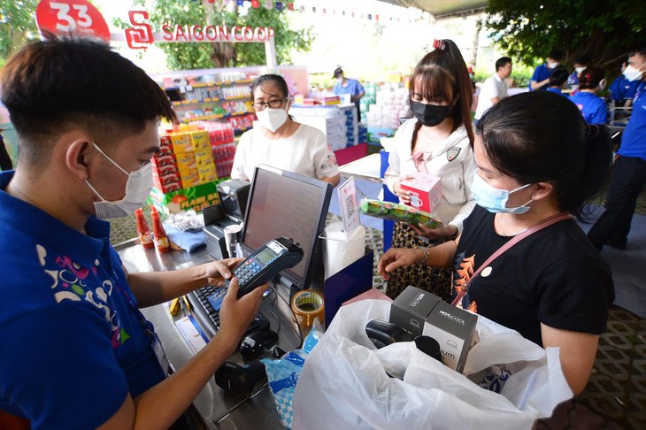 Công nhân hào hứng trải nghiệm dịch vụ và trò chơi tại Chợ phiên Không tiền mặt - Ảnh 4.