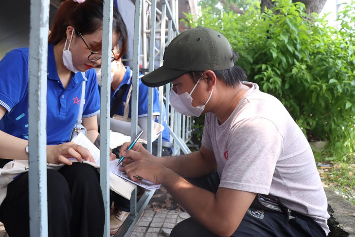 Công nhân hào hứng trải nghiệm dịch vụ và trò chơi tại Chợ phiên Không tiền mặt - Ảnh 10.