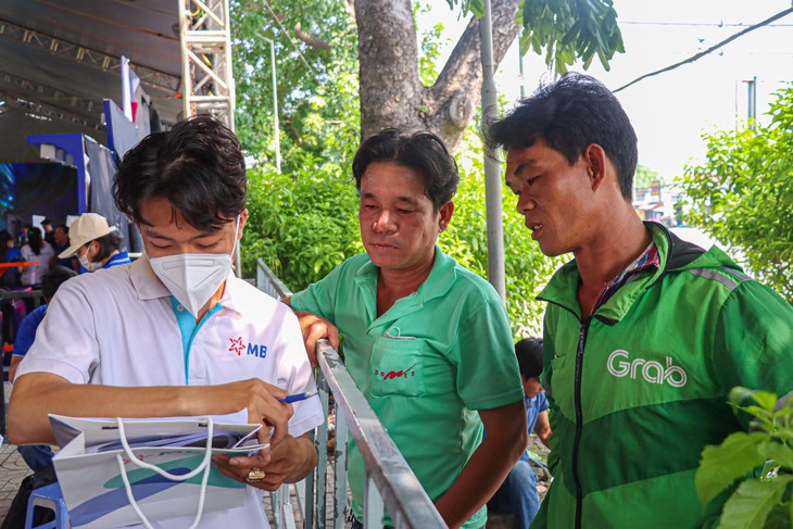 Công nhân hào hứng trải nghiệm dịch vụ và trò chơi tại Chợ phiên Không tiền mặt - Ảnh 6.