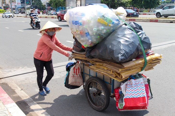 Thời tiết ngày 12-6: Hà Nội nắng nóng, TP.HCM ngày nắng, đêm mưa - Ảnh 1.