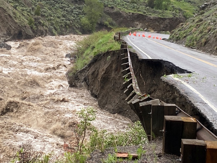 Công viên quốc gia Yellowstone của Mỹ đóng cửa do mưa lớn và tuyết tan - Ảnh 1.