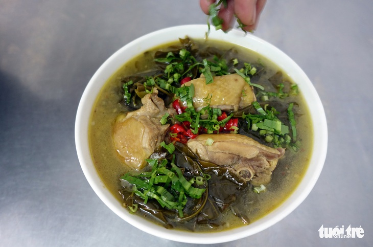 Nhớ nồi canh chua lá giang của ngoại - Ảnh 1.