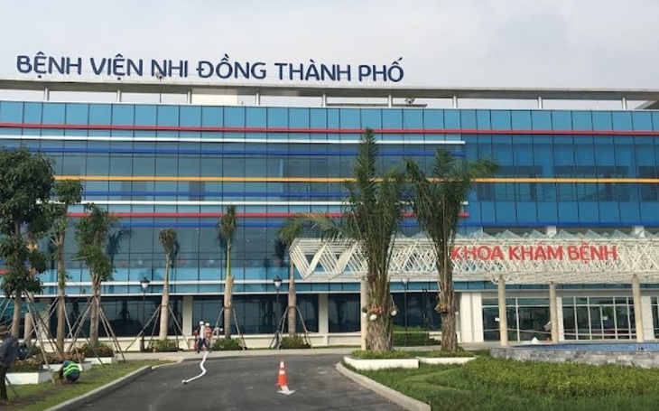 Bé 2 tháng tuổi rơi từ tầng 5 Bệnh viện Nhi đồng thành phố là 