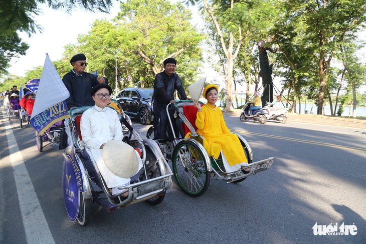 Áo dài rực rỡ đường phố mừng Festival Huế 2022 - Ảnh 2.