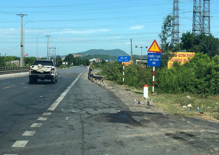 Xe khách va chạm với ôtô 5 chỗ khiến 2 chiến sĩ công an tử vong - Ảnh 1. Xe khách va chạm với ôtô 5 chỗ khiến 2 chiến sĩ công an tử vong - Ảnh 1.