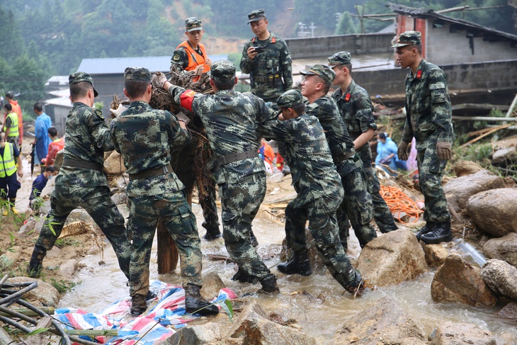 Mưa kỷ lục trong vòng 60 năm ở Trung Quốc: Nhà cửa, ôtô bị cuốn trôi - Ảnh 1.