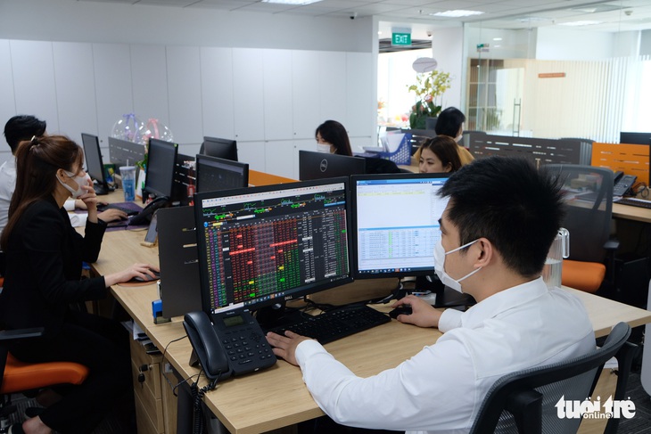 Có nên gom cổ phiếu trà đá để chờ thời thành đại gia? - Ảnh 1. Có nên gom cổ phiếu trà đá để chờ thời thành đại gia? - Ảnh 1.
