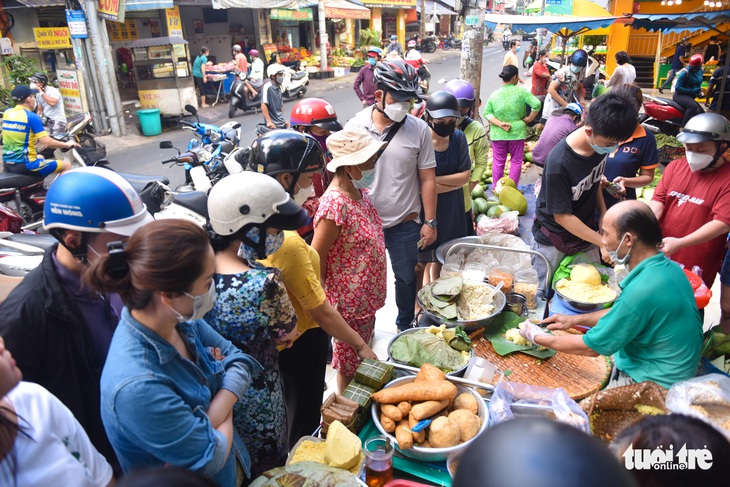 Xôi lá sen cô Hạnh, dẻo thơm lành 3 tiếng mỗi hôm - Ảnh 1.