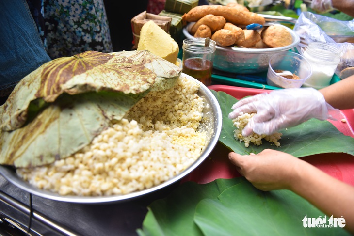 Xôi lá sen cô Hạnh, dẻo thơm lành 3 tiếng mỗi hôm - Ảnh 2.