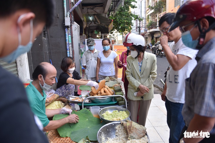 Xôi lá sen cô Hạnh, dẻo thơm lành 3 tiếng mỗi hôm - Ảnh 6.