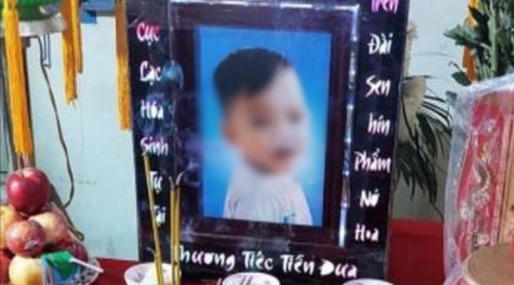 Cha nghe tin đến bệnh viện thì con trai 18 tháng tuổi đã chết với nhiều vết bầm trên cơ thể - Ảnh 1.