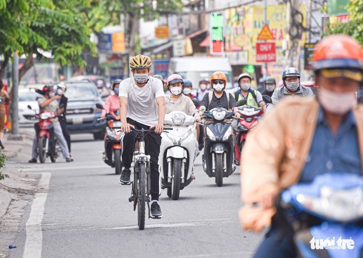 Giữa ‘bão giá’, đạp xe cả chục cây số cũng không nề hà - Ảnh 3.