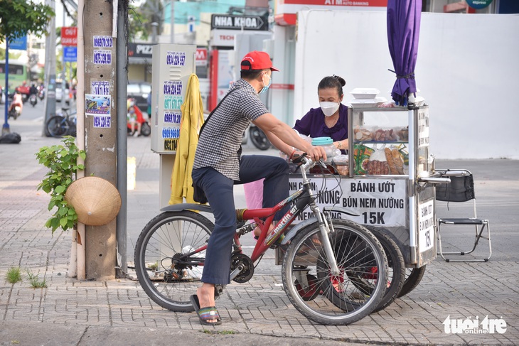 Giữa ‘bão giá’, đạp xe cả chục cây số cũng không nề hà - Ảnh 4.