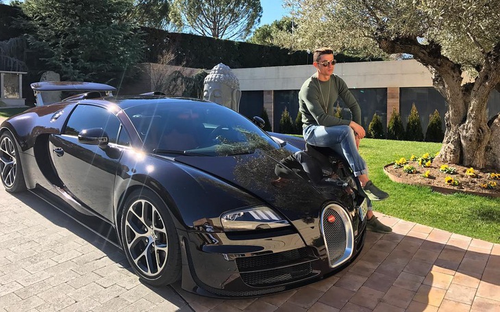 Siêu xe Bugatti Veyron Vitesse 2,1 triệu USD của Ronaldo đâm vào tường