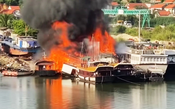 Đang cháy tàu du lịch trên sông Sài Gòn - Ảnh 6.