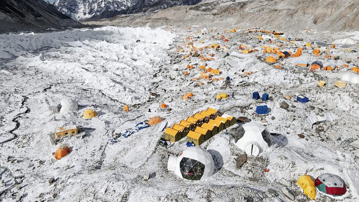 Nepal cân nhắc dời Base camp trên núi Everest vì lý do an toàn - Ảnh 1.