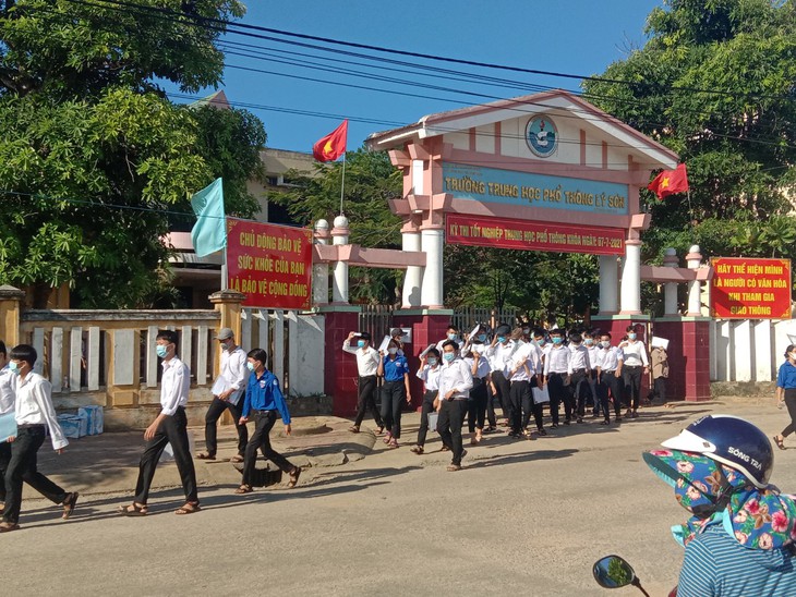 Dùng máy bay trực thăng đưa đề thi ra đảo Lý Sơn nếu thời tiết xấu - Ảnh 2. Dùng máy bay trực thăng đưa đề thi ra đảo Lý Sơn nếu thời tiết xấu - Ảnh 2.