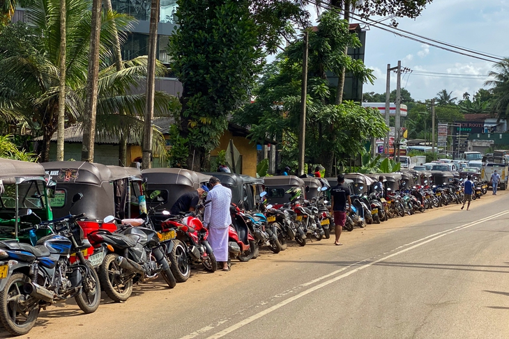 Hết xăng, Sri Lanka hủy họp Quốc hội để hạn chế đi lại không cần thiết - Ảnh 1.