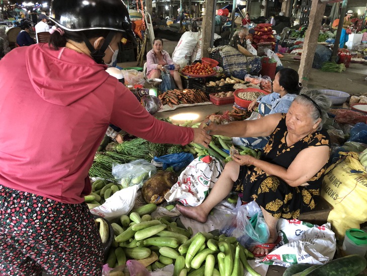 Giá cả hằng ngày 23-6: Từ bó rau đến bao ximăng đều tăng theo giá xăng dầu - Ảnh 4.