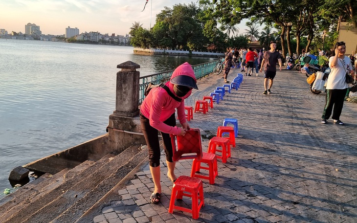 Vỉa hè dọc hồ Tây ngang nhiên biến thành... nơi ăn, chốn nhậu - Ảnh 10.