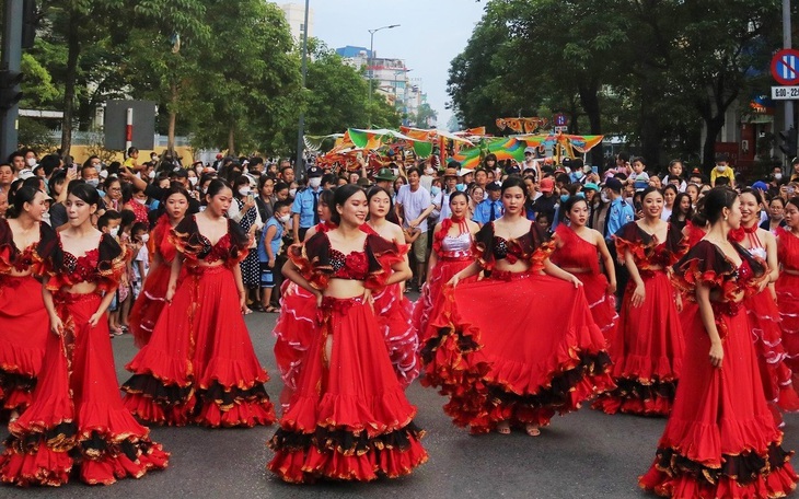 Nghệ sĩ bốn phương khuấy động đường phố Huế trong dịp Festival Huế 2022