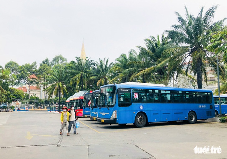 Tin sáng 28-6: TP.HCM kêu gọi người dân đi làm bằng xe buýt; Một tuần xử lý 17.000 tài xế vi phạm - Ảnh 1.