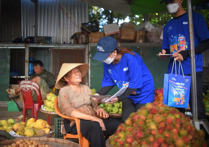 Chuyến xe không tiền mặt đến phố biển Nha Trang, nhiều tiểu thương thích thú - Ảnh 2.