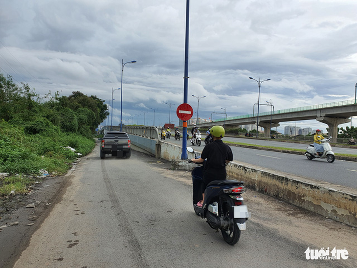 Nhiều ôtô chạy ngược chiều dưới cầu Rạch Chiếc, né trạm thu phí - Ảnh 1.