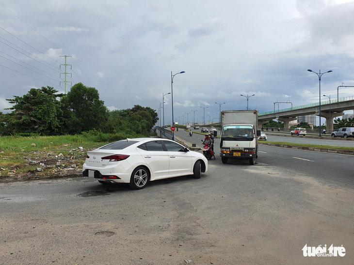 Nhiều ôtô chạy ngược chiều dưới cầu Rạch Chiếc, né trạm thu phí - Ảnh 3.