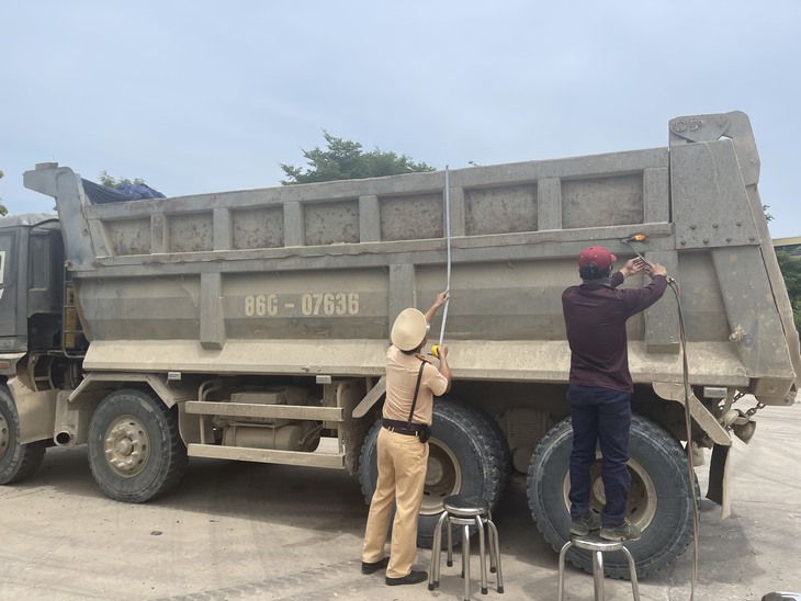 Bình Thuận: Cắt bỏ thùng xe cơi nới, buộc hạ đúng tải tại các trạm cảnh sát giao thông - Ảnh 1.