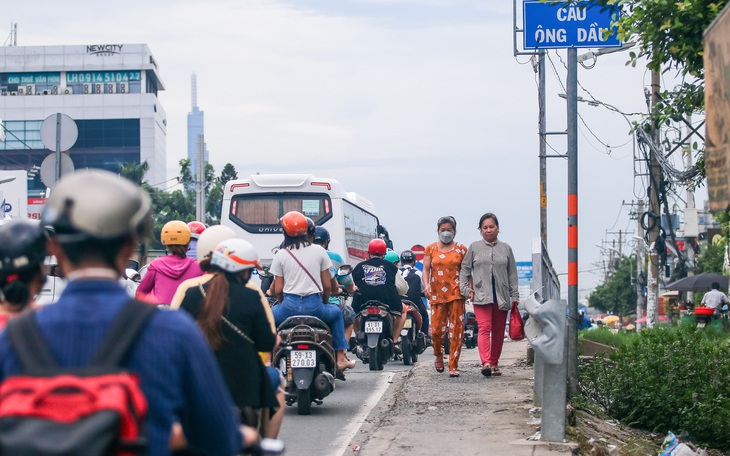 Dân Thủ Đức mong sớm sửa cây cầu ‘thắt cổ chai’