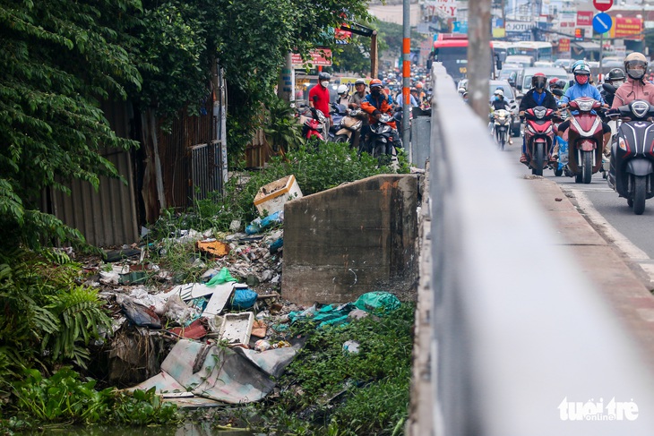 Dân Thủ Đức mong sớm sửa cây cầu ‘thắt cổ chai’ - Ảnh 3.