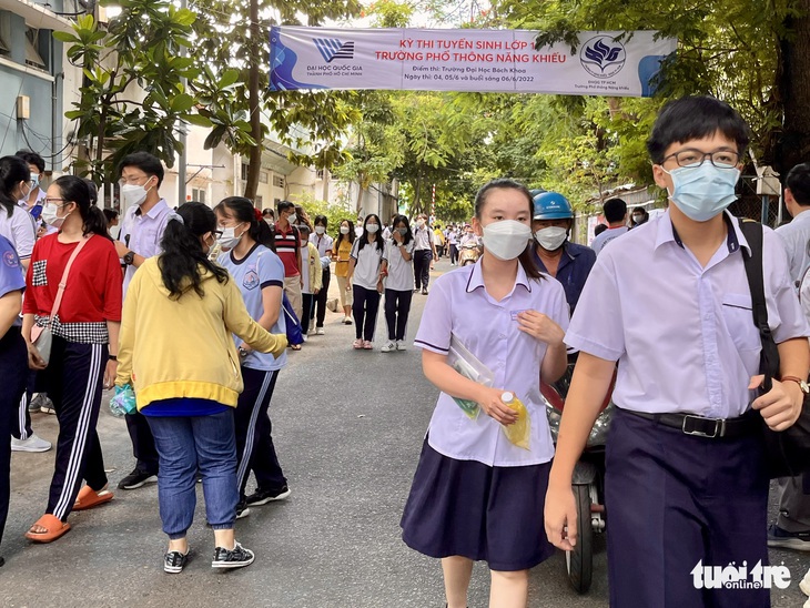 Đề thi văn lớp 10 Trường phổ thông Năng khiếu: Học sinh thích thú với Điều em muốn nói ở tuổi 15 - Ảnh 2.