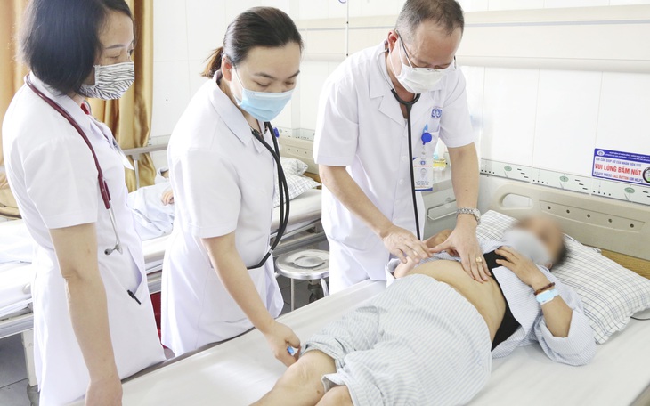 Sốc nhiễm khuẩn nặng sau mũi tiêm chữa đau vai ở phòng khám tư - Ảnh 2.