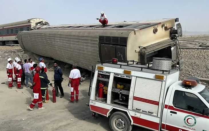 Tàu trật bánh ở Iran, ít nhất 17 người chết