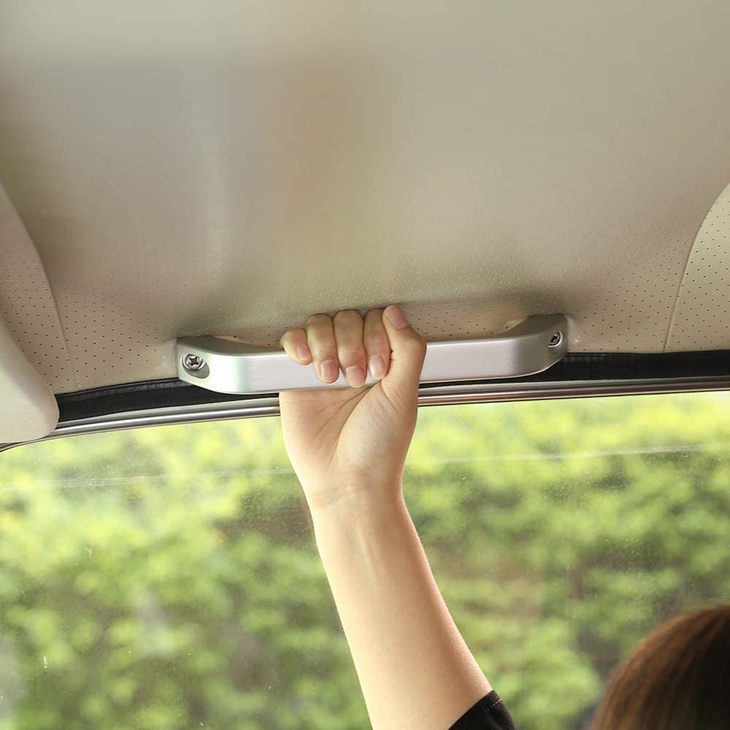 Khám phá đơn giản về tay vịn trần ôtô gây sốt cộng đồng mạng - Ảnh 1. Khám phá đơn giản về tay vịn trần ôtô gây sốt cộng đồng mạng - Ảnh 1.