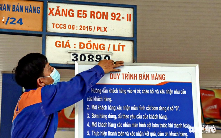 Giá xăng giảm 410 đồng/lít