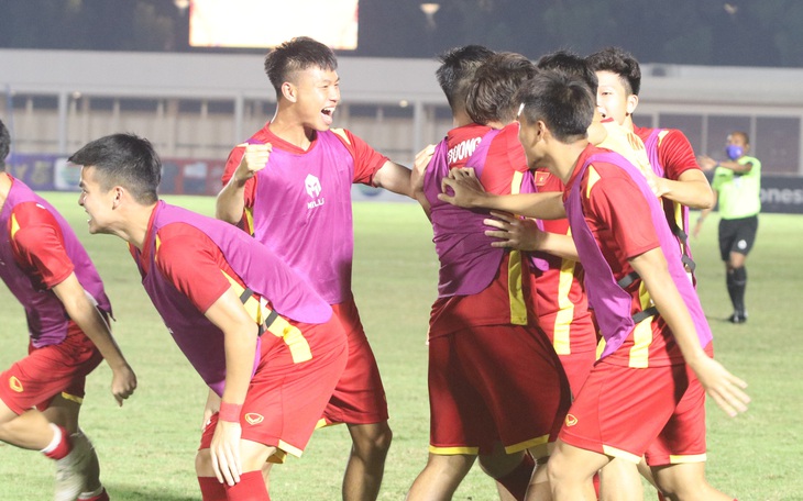 Hòa 1-1, U19 Việt Nam và U19 Thái Lan dắt tay nhau vào bán kết