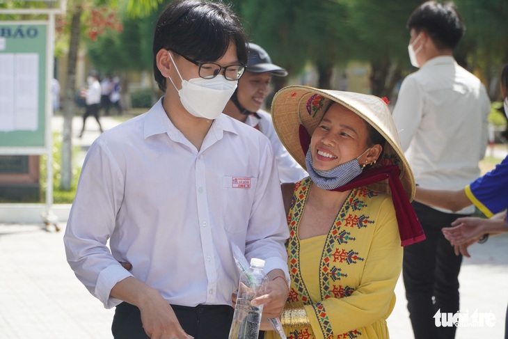 Sống trong chờ đợi với điểm thi - Ảnh 1. Sống trong chờ đợi với điểm thi - Ảnh 1.