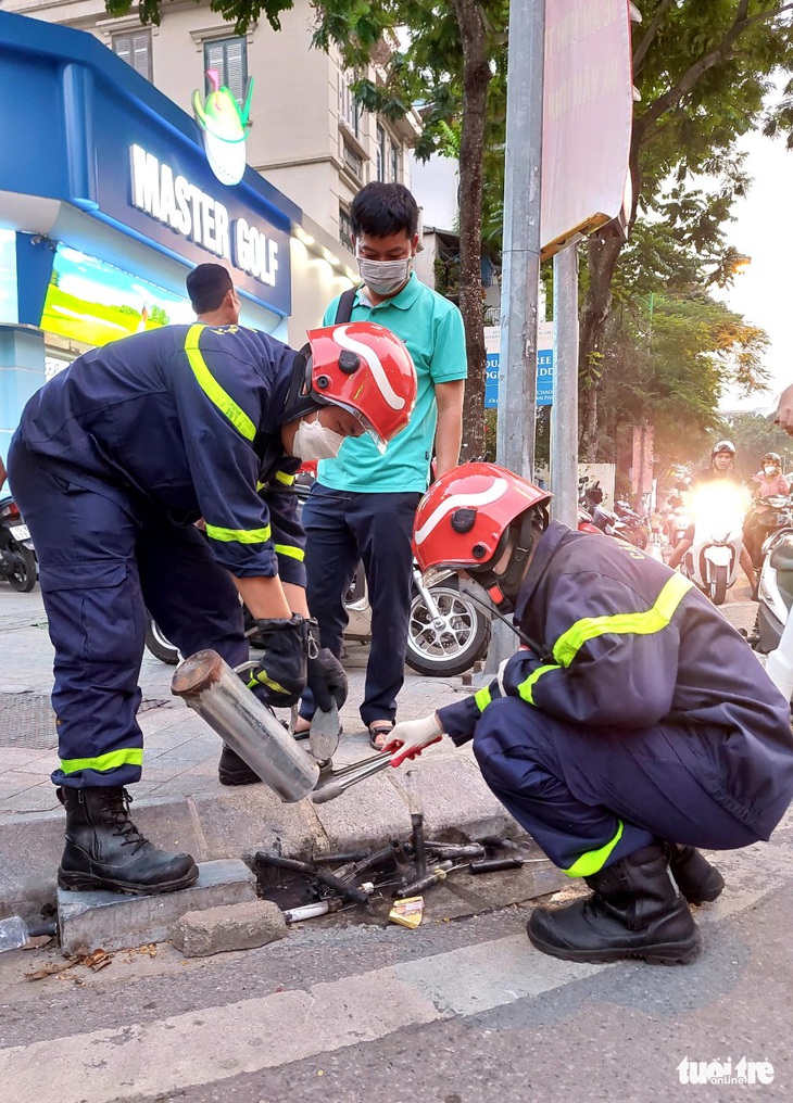 Cổ động viên Hải Phòng đốt pháo sáng đỏ trời bên ngoài sân Hàng Đẫy - Ảnh 9.