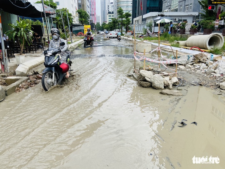 2 đoạn đường chỉ vài trăm mét làm mãi không xong, trời nắng cũng ngập - Ảnh 1.