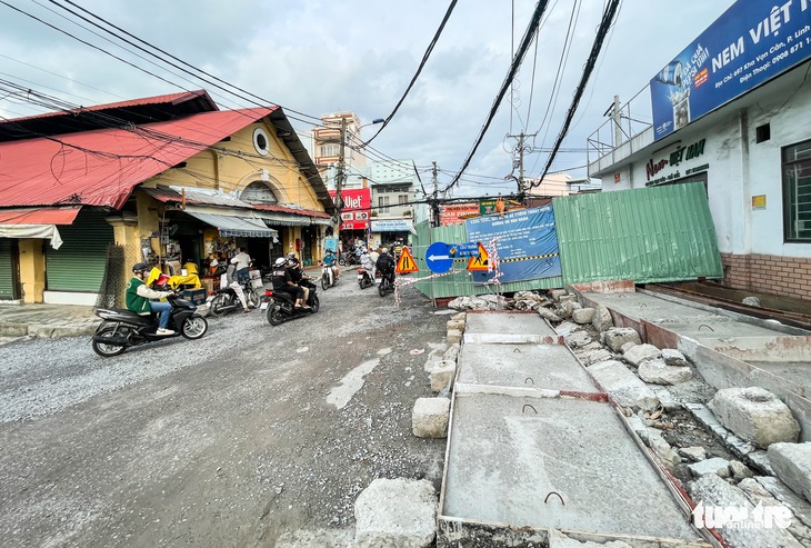 Thi công đường bầy hầy: Sở Giao thông vận tải TP.HCM đề nghị khẩn trương khắc phục - Ảnh 1.