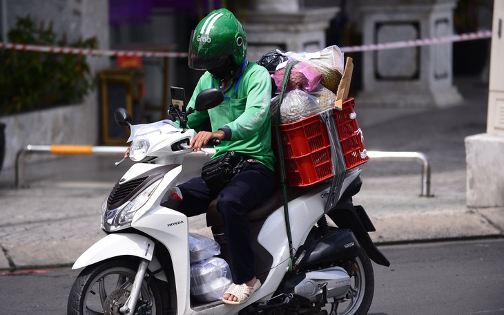 Bộ Công thương yêu cầu Grab làm rõ việc thu phụ phí ‘nắng nóng’, ‘kẹt xe’