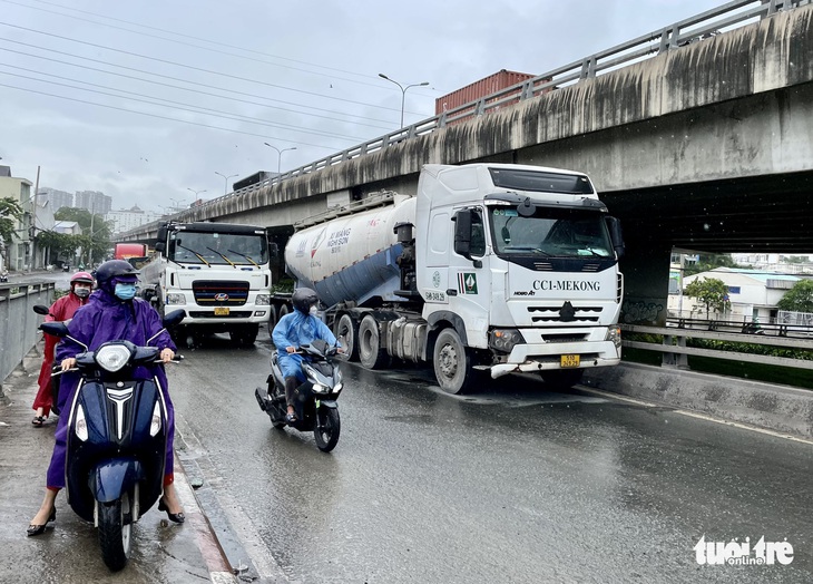 Chiều 12-7, xe container ‘cà nhích’ trên cầu Phú Mỹ hướng về Thủ Đức - Ảnh 2.