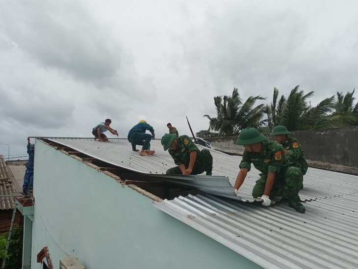 Hỗ trợ người dân bị thiệt hại do mưa gió - Ảnh 1.