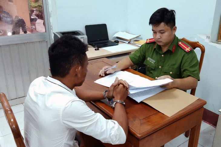 Tạm giữ hình sự thanh niên nhiều lần quan hệ với em gái ruột - Ảnh 1. Tạm giữ hình sự thanh niên nhiều lần quan hệ với em gái ruột - Ảnh 1.