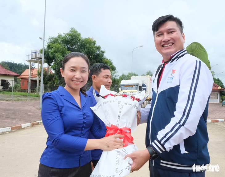 Dâng hương, dâng hoa tại tượng đài Tình đoàn kết liên minh chiến đấu Việt - Lào - Ảnh 3.